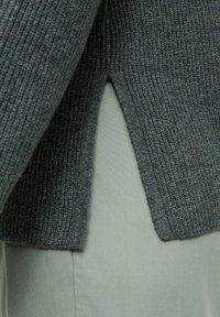 s.Oliver MIT STEHKRAGEN - Strickpullover - dunkles salbeigrün