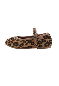 Zapato plano de estampado de leopardo que presenta una parte superior suave de color marrón, una delgada correa ajustable con hebilla y una suela de goma baja.
