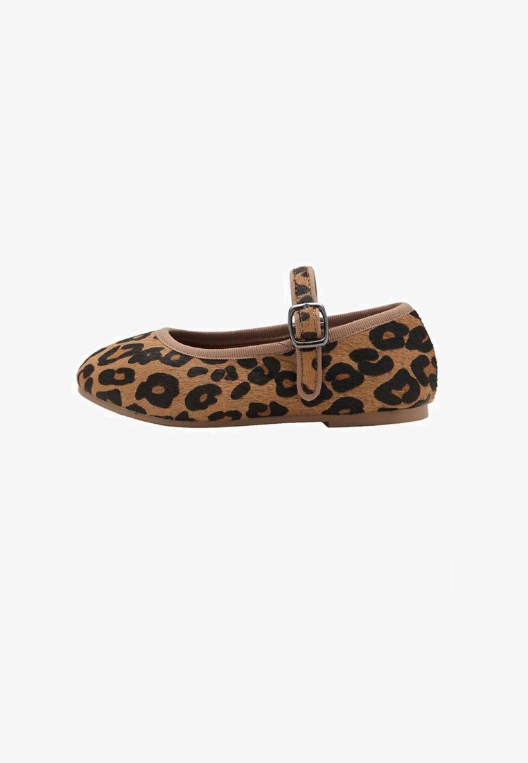 Zapato plano de estampado de leopardo que presenta una parte superior suave de color marrón, una delgada correa ajustable con hebilla y una suela de goma baja.