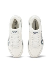 Vita Reebok-sneakers med en slät läderövre, grå accenter, perforerat tåparti och snörningsdesign. Har en vadderad innersula för komfort.