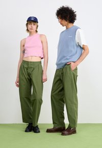 Service Works DRILL PART TIMER UNISEX - Παντελόνι - olive