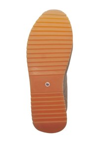 Podeszwa buta, z pomarańczową gumową teksturą o żłobieniach, z okrągłą metką rozmiaru oznaczoną "38" oraz gładką krawędzią wzdłuż górnej strony.