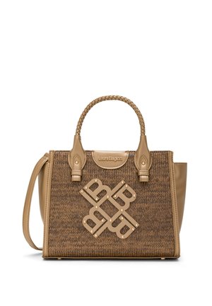 Borsa intrecciata marrone con manico intrecciato color cuoio, tracolla laterale, grande dettaglio del logo in metallo e targhetta "Laura Biagiotti" sul davanti.
