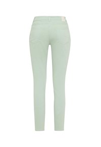 Jeans skinny verde menta con quattro tasche, un yoke posteriore e una texture leggermente elasticizzata. Design semplice e pulito senza branding visibile.