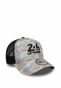 Casquette avec un dos en maille, présentant un motif collage d'images de course. Texte brodé en noir "24h Le Mans" à l'avant. Sangle réglable.