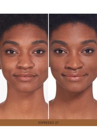 Tonalità di fondotinta "Espresso 27" mostrata in due immagini affiancate, che evidenziano le differenze di tono della pelle e le sottili variazioni di trucco su una pelle liscia.
