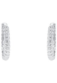 Orecchini a cerchio in argento con un design attorcigliato, texture liscia e finitura lucida, che mostrano sezioni alternate rigate e lisce.