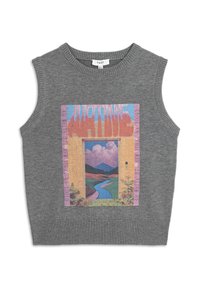 Grauer ärmelloser Pullover mit geripptem Hals- und Saumabschluss. Mit einem bunten Landschaftsmotiv, das eine Tür und eine Flusslandschaft zeigt, umrahmt von Text.