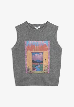 Grauer ärmelloser Pullover mit geripptem Hals- und Saumabschluss. Mit einem bunten Landschaftsmotiv, das eine Tür und eine Flusslandschaft zeigt, umrahmt von Text.