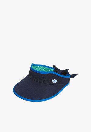 Navy plava vizir kapa s jarko plavom obrubom i vezom na stražnjoj strani, s malim bijelim i plavim logotipom marke i uzorkovanom zelenom unutarnjom podstavom.
