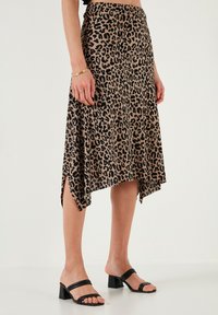 Leopardprint mid-length rok van lichtgewicht stof met een high-low zoom, voorzien van een aansluitende tailleband en zijsplitten voor gemakkelijke beweging.