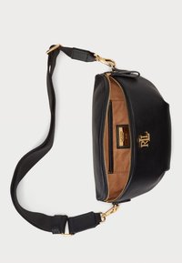 Schwarze Leder-Schultertasche mit goldenen Beschlägen, runder Form, Reißverschlussverschluss und tannfarbigem Innenfutter. Verfügt über einen verstellbaren Träger und ein Logo-Detail.