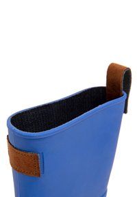 Blauer Gummistiefel mit einem strukturierten schwarzen Innenfutter und einem braunen Lederakzent. Verfügt über eine abgerundete Oberseite und eine Ziehschlaufe für einfaches Anziehen.