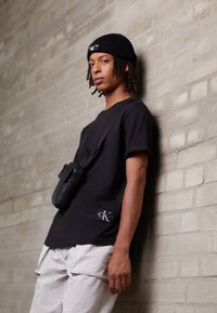 Calvin Klein Jeans BADGE TURN UP SLEEVE - T-shirts print - black