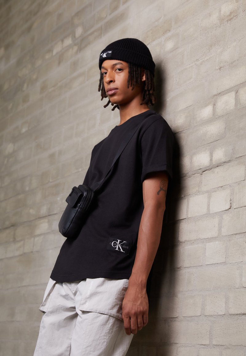 Calvin Klein Jeans BADGE TURN UP SLEEVE - T-shirts print - black