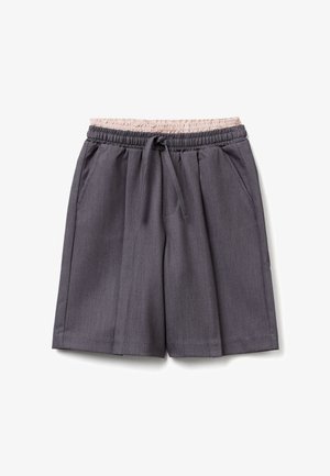 Pantaloncini grigi su misura con una cintura elastica rosa, dotati di coulisse, tasche laterali e un design ampio a gamba dritta.