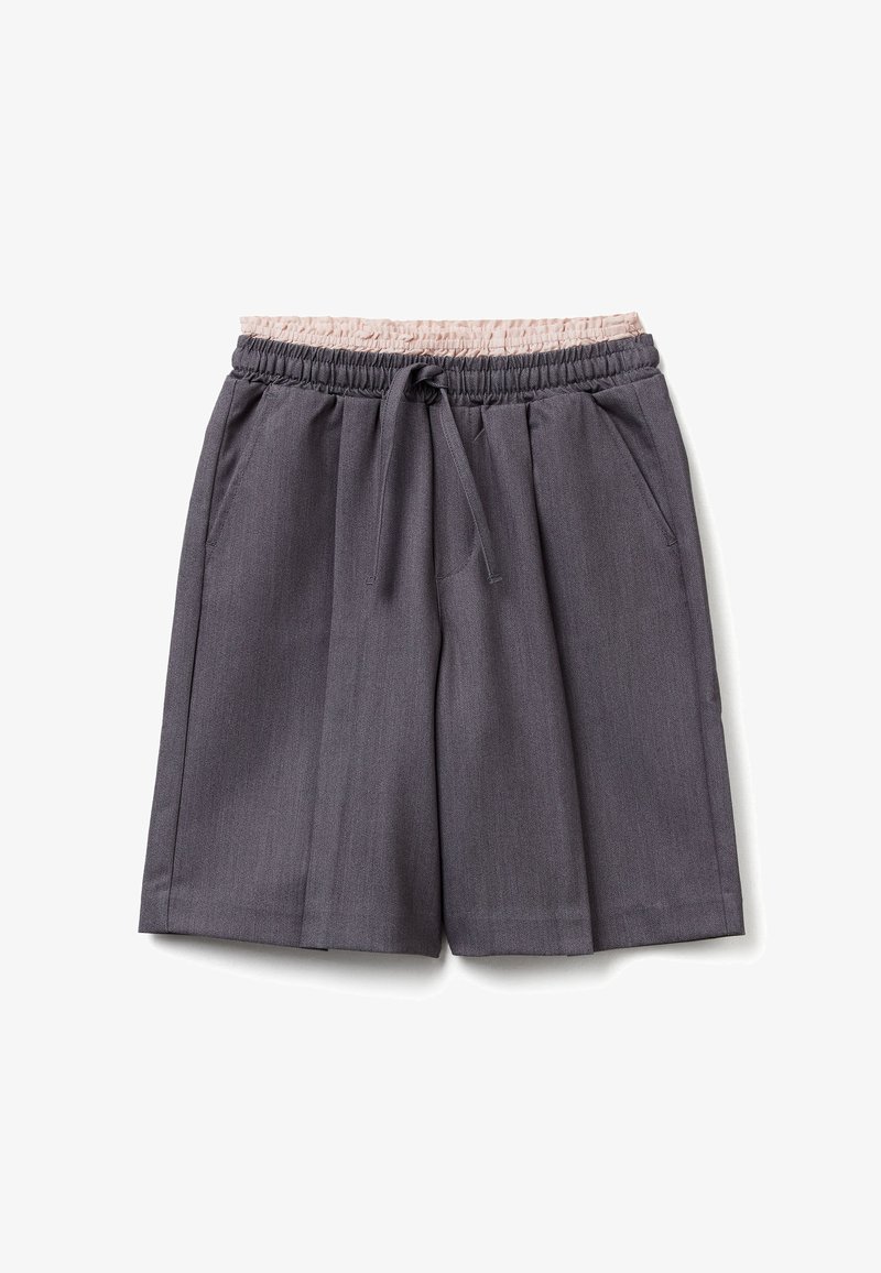 Pantaloncini grigi su misura con una cintura elastica rosa, dotati di coulisse, tasche laterali e un design ampio a gamba dritta.