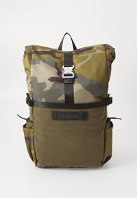 Kamuflasje ryggsekk i grønn, brun og grå med rull-top design, metallspenne, og justerbare stropper; har sidelomme og merkevare.