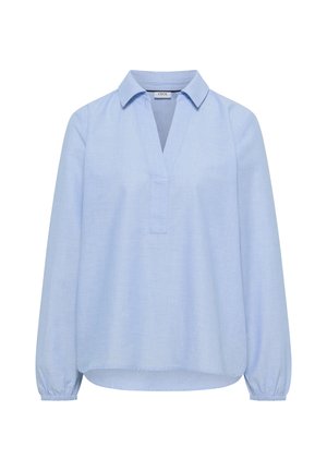 Lichtblauwe blouse met lange mouwen, V-hals, kraag en elastische manchetten, gemaakt van lichtgewicht stof, weergegeven op een witte achtergrond.