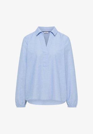 Jasnoniebieska bluzka z długim rękawem, dekoltem w serek, kołnierzykiem i elastycznymi mankietami, wykonana z lekkiego materiału, przedstawiona na białym tle.