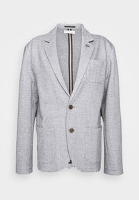 Blazer para hombre de color gris claro con dos bolsillos frontales, dos botones marrones, solapa con muesca y un pequeño pin de ancla en el cuello izquierdo.
