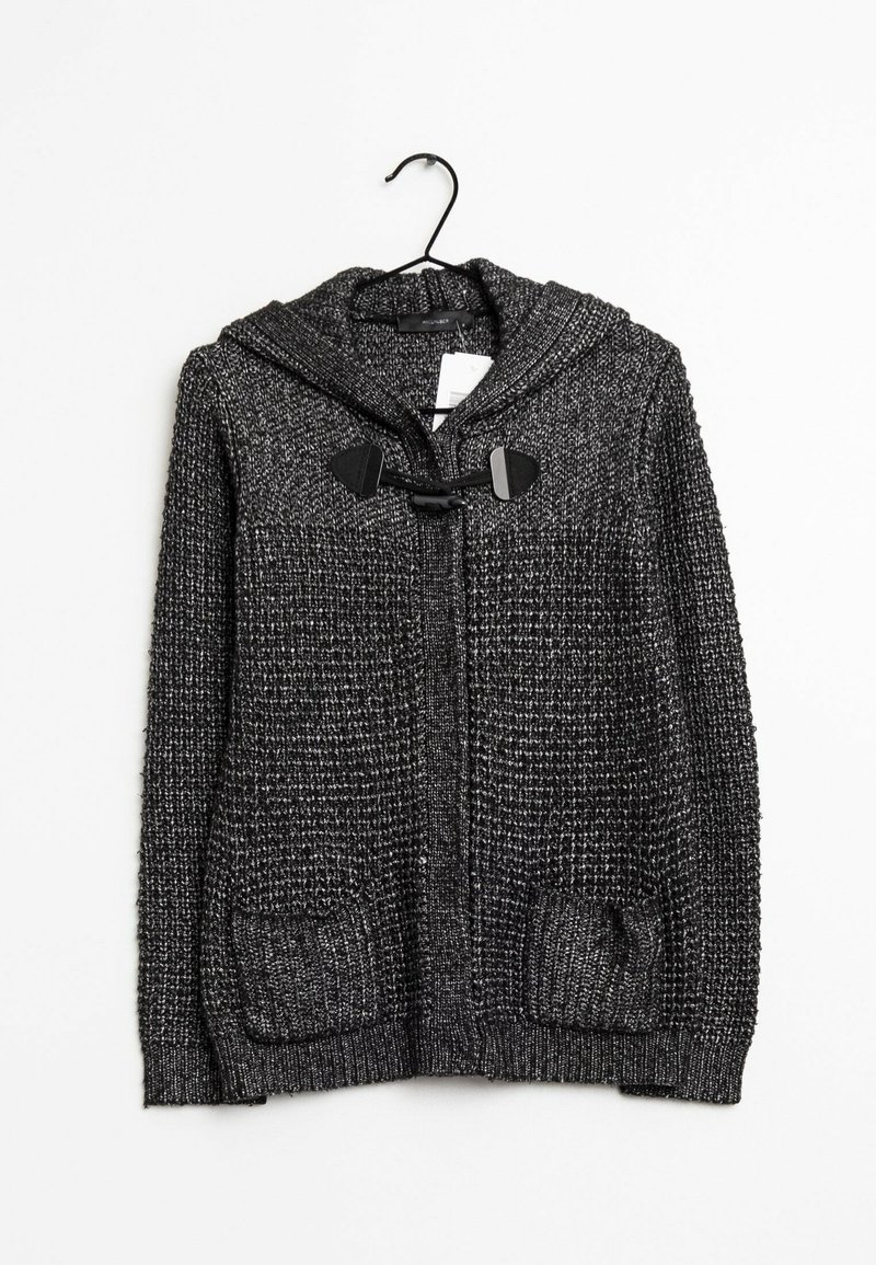 Cardigan à capuche tricoté gris foncé avec fermeture par bouton bascule et deux poches avant, suspendu sur un cintre noir.