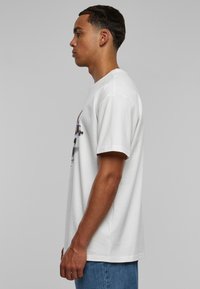 Upscale by Mister Tee PIMP A - Marškinėliai su spaudiniu - white