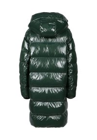 Ciemnozielony błyszczący, pikowany długi zimowy płaszcz z poziomym przeszyciem i przymocowanym kapturem, widok od tyłu.