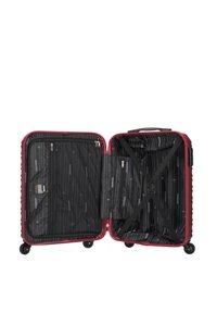 Valise rigide rouge avec un intérieur ouvert comprenant un revêtement en tissu noir, une poche zippée et des sangles croisées pour sécuriser les objets.