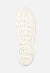 Suola di scarpa in gomma bianca con motivi circolari texture e piccoli fori di drenaggio. Presenta una forma curvata e un logo impresso. Taglia contrassegnata come 38.