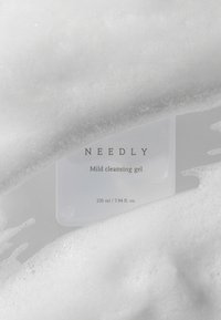 Genomskinlig plastflaska med mild rengöringsgel och vitt skum, med en minimalistisk etikett som anger produktnamn, volym och mått.