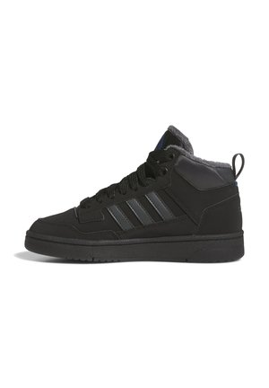 Sneakers alte nere in materiale sintetico con accenti grigi e tre strisce. Presentano una suola in gomma testurizzata e un collare imbottito.