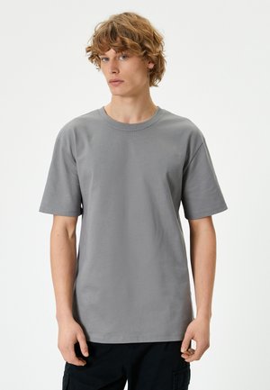 - T-shirt basic