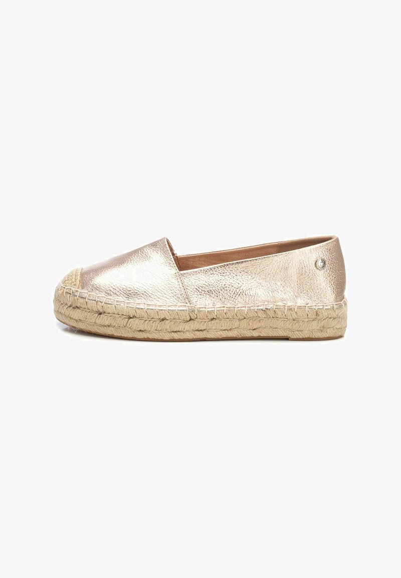 Espadrille metálico color oro rosa con parte superior de cuero y suela de cuerda de yute. Diseño de punta redonda con un acento cosido a lo largo del borde de la suela.