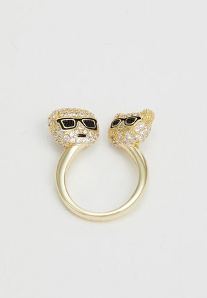 Anillo abierto de oro con dos cabezas de tigre incrustadas con cristales transparentes y gafas de sol de esmalte negro enfrentadas entre sí.