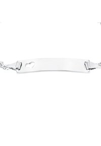 Pulsera de plata con una placa de nombre curvada que presenta un pequeño corazón recortado, asegurada con cadenas enlazadas y un cierre de gancho.