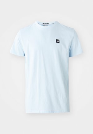 Világoskék pamut póló kerek nyakkivágással és rövid ujjal. A bal mellen egy kis fekete négyzet alakú logó található.