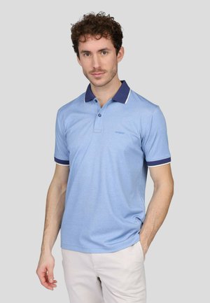 Polo bleu clair avec un col et des poignets bleu marine, doté d'une patte de boutonnage et d'un logo de marque. Fabriqué en tissu doux et respirant.