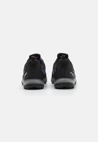 Chaussures de randonnée noires avec accents bleus, un dessus texturé et un talon renforcé. Présente une semelle robuste conçue pour l'adhérence.