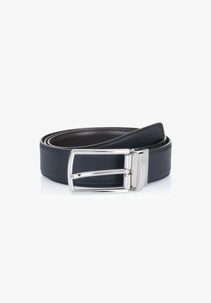 Navy Lederbelt mit strukturiertem Finish, ausgestattet mit einer silbernen Metallschnalle und einem glatten Innenfutter. Abgerundete Kanten und gefaltetes Design.