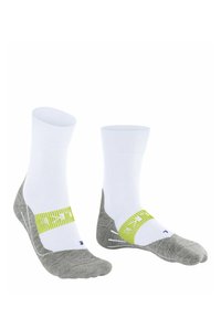 Calcetines deportivos blancos y grises con una banda texturada amarilla y refuerzo en el talón y la puntera. Diseñados para ofrecer comodidad y soporte durante las actividades.