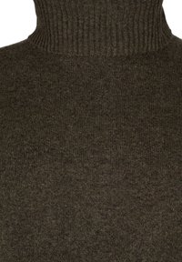 Sweter z golfem robiony na drutach w ciemnym brązie, z prążkowanym kołnierzem i fakturowanym wzorem, wykonany z miękkiego, ciepłego materiału.