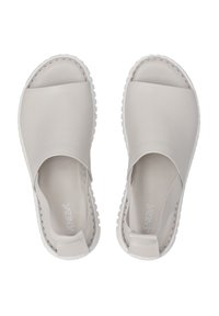 Světle šedé slip-on boty vyrobené z hladké kůže, s kulatou špičkou, minimalistickým designem a texturovanou bílou gumovou podešví.