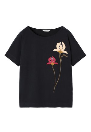 Tricou din bumbac de culoare bleumarin, cu o croială lejeră, având imprimeuri florale în nuanțe de roz și crem, și un guler rotund. Mâneci scurte și tiv drept.