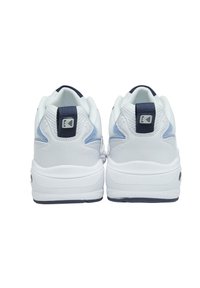 Pereche de adidași albi cu accente albastre și etichete negre cu logo alb, văzuți din spate pe un fundal alb.