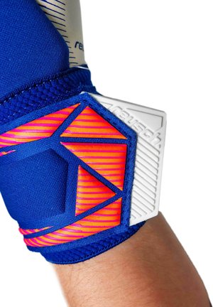 Blauw-oranje polsondersteuning met verstevigde stiksels, gedragen om een onderarm, met zichtbare elastische band en een getextureerd wit plastic lipje.