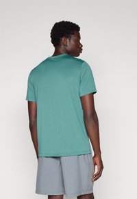 Nike Performance TEE RESET - Sports T-shirts - bicoastal/white