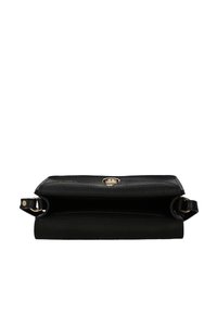 Borsa a tracolla in pelle nera con superficie testurizzata, caratterizzata da un fermo in oro, un design piatto e manici corti su entrambi i lati.