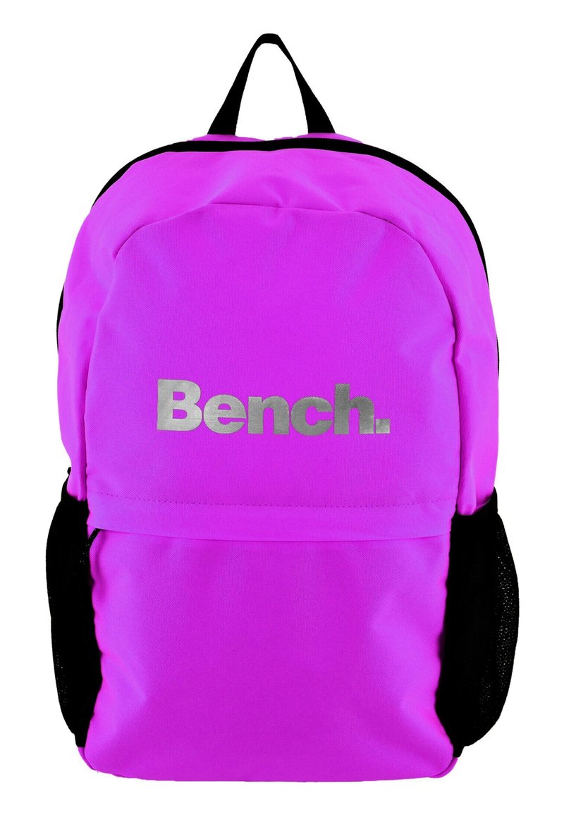 Zaino rosa con un logo "Bench." argento, dettagli neri e tasche laterali in rete. Realizzato in tessuto resistente con una texture liscia.