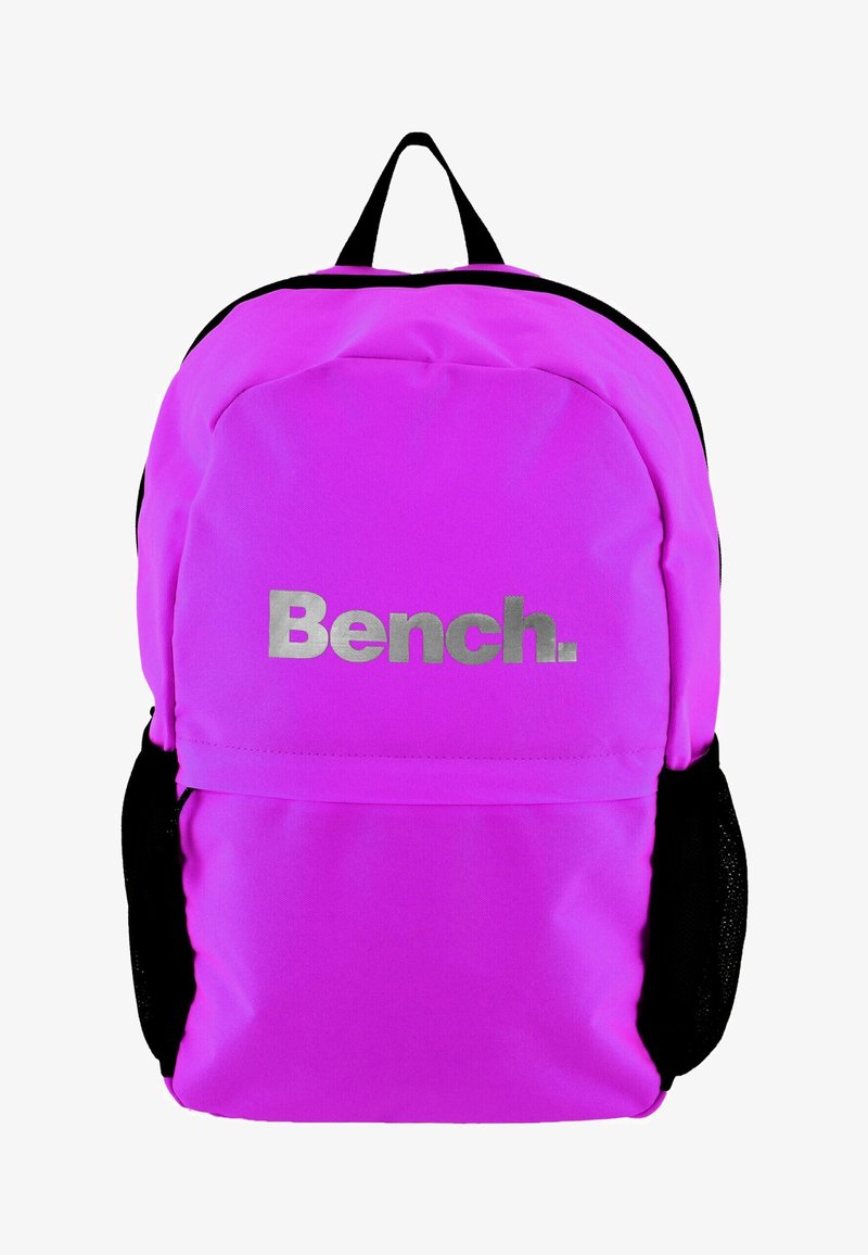 Ružový batoh s strieborným logom "Bench.", čiernymi akcentmi a bočnými sieťovanými vreckami. Vyrobený z odolnej látky s hladkým povrchom.